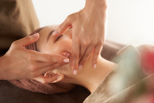 Japanese,Woman,Receiving,A,Facial,Massage,At,An,Aesthetic,Salon